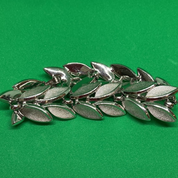 Vintage Crown Trifari Bracelet Silver Tone In New Velvet Box - Picture 9 of 12